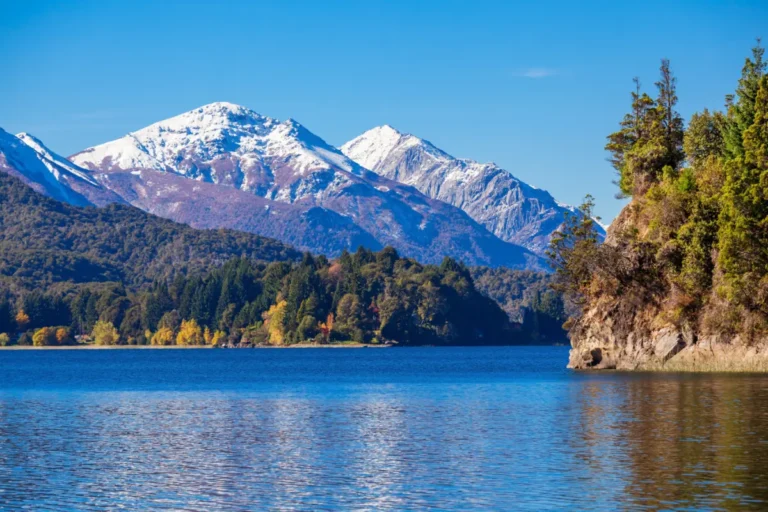 cerro-tronador-y-lago-nahuel-huapi-bariloche-tronador-es-un-estratovolcan-extinto-en-el-sur-de-los-andes-ubicado-cerca-de-la-ciudad-argentina-de-bariloche