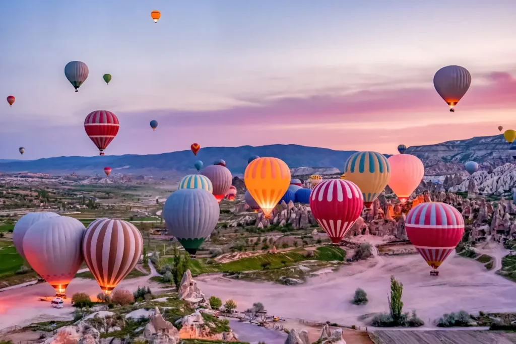 coloridos-globos-de-aire-caliente-antes-del-lanzamiento-en-el-parque-nacional-de-goreme-capadocia-turquia