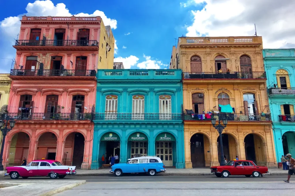 cuba-coches-en-la-carretera-junto-edificios-coloridos-en-la-ciudad