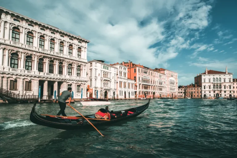 gondolero-veneciano-punts-gondola-en-venecia-italia