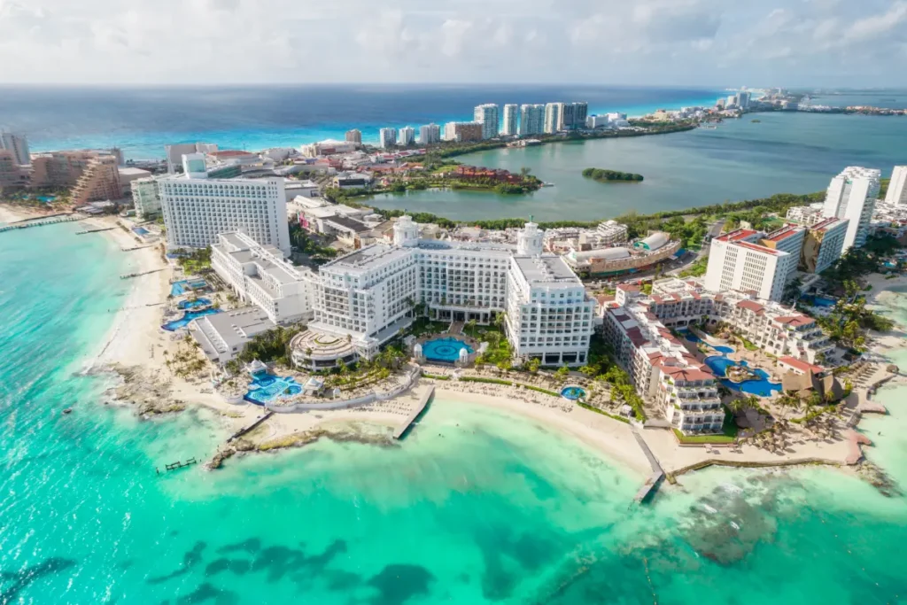 vista-de-hermosos-hoteles-en-la-zona-hotelera-de-la-region-de-la-riviera-maya-de-cancun-en-quintana-roo-en-yucatan